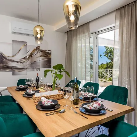 Awesome In With House Sea View