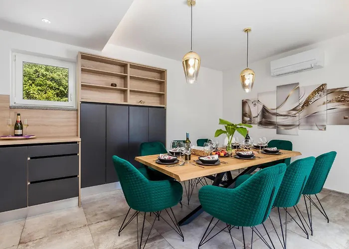 4 Bedroom Gorgeous In Vikendica Icici