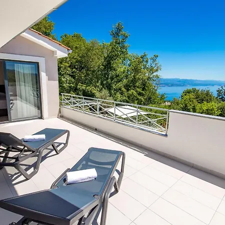 4 Bedroom Gorgeous In Ferienhaus *