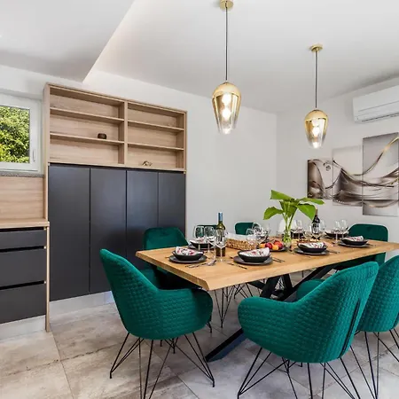 4 Bedroom Gorgeous In Ferienhaus Ičići