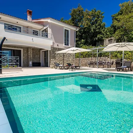 4 Bedroom Gorgeous In Ferienhaus *