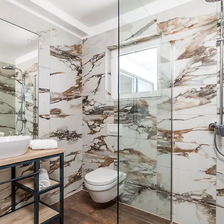 4 Bedroom Gorgeous In Ferienhaus *